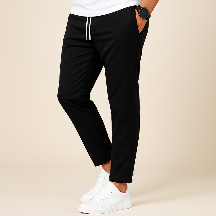 Close-up van de polyester stof van de heren slim fit broek, zacht en duurzaam voor comfortabel dragen in elk seizoen.