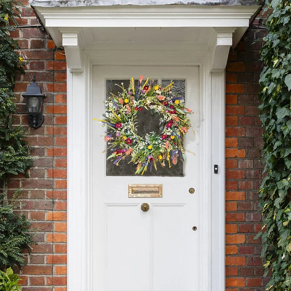 Bloomora handgemaakte bloemenkrans opgehangen aan een witte voordeur