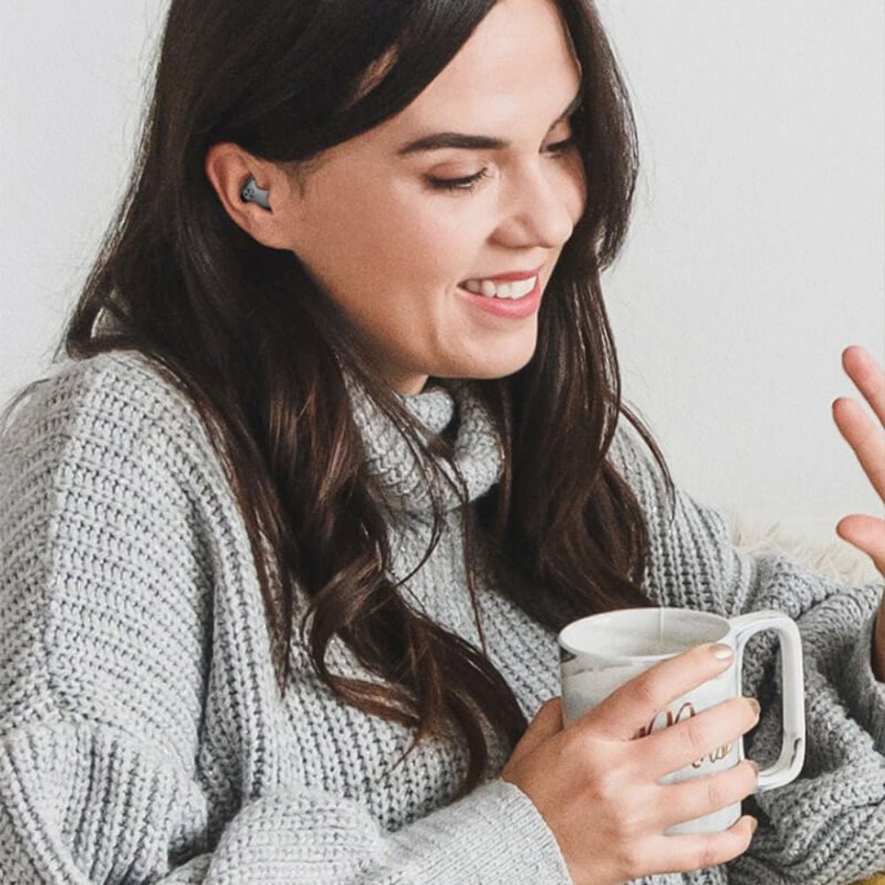 Stijlvolle zwarte oplaadcase open met draadloze bluetooth oordopjes
