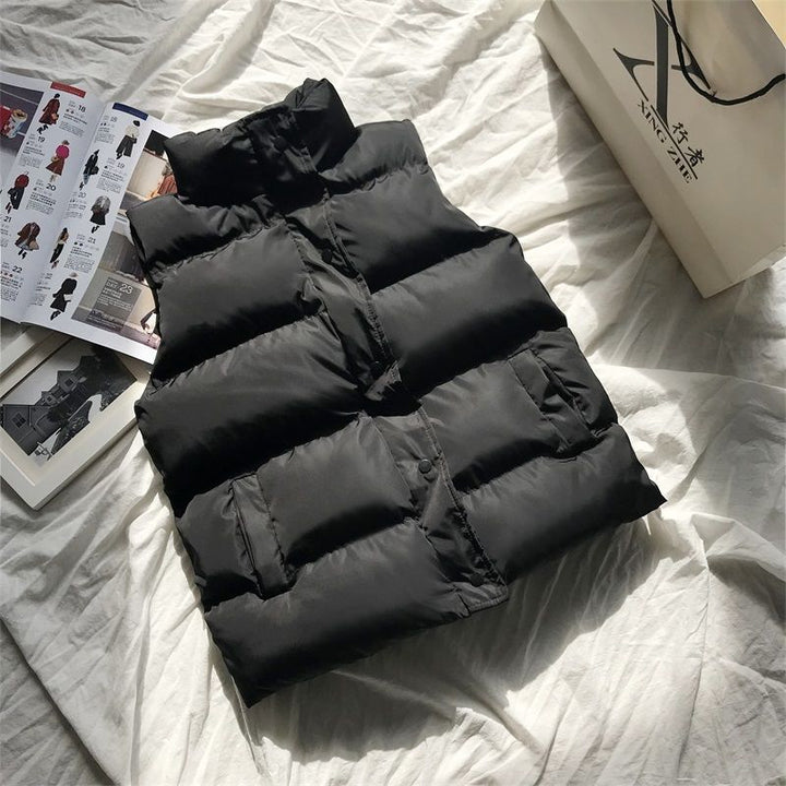 Stijlvolle zwarte bodywarmer Bo voor dames, casual en warm. Essentiële mouwloze dameskleding voor buiten.