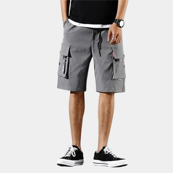 Functionele heren cargo shorts met handige zijzakken en achterzakken. Perfecte meerzakken korte broek voor de zomer.