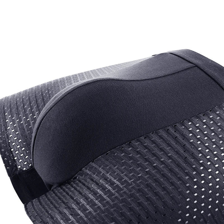Man toont de flexibele pasvorm en zachte stof van de nieuwe comfortabele heren boxer.