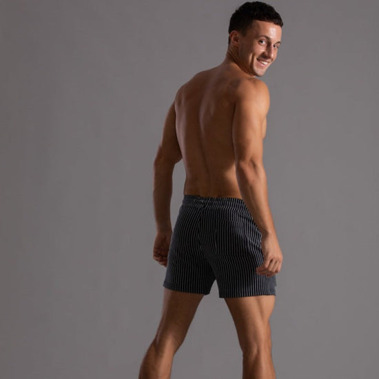 Achteraanzicht van model in sport korte broek