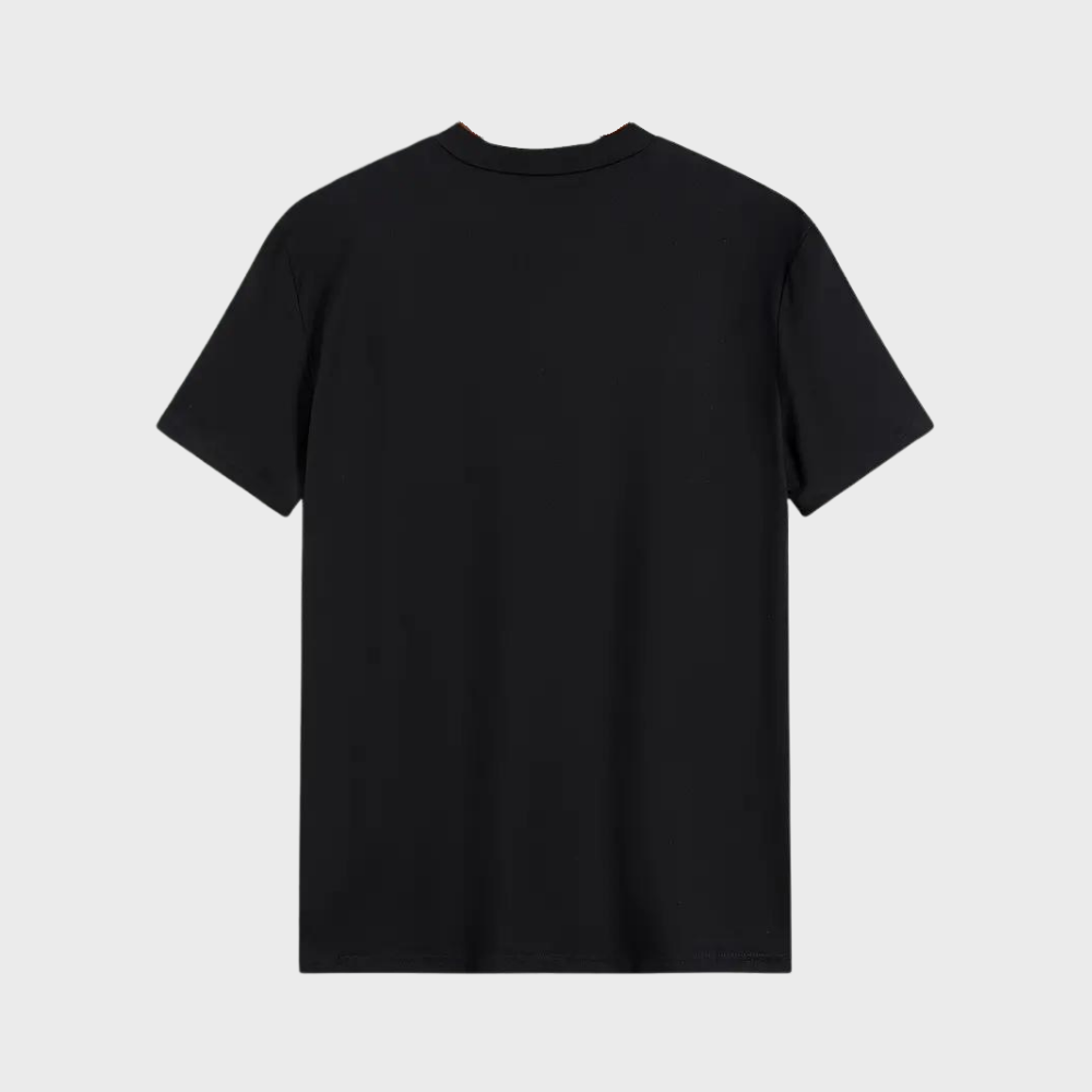 Rugzijde van het trendy heren t-shirt met comfortabele pasvorm en zomerse uitstraling.