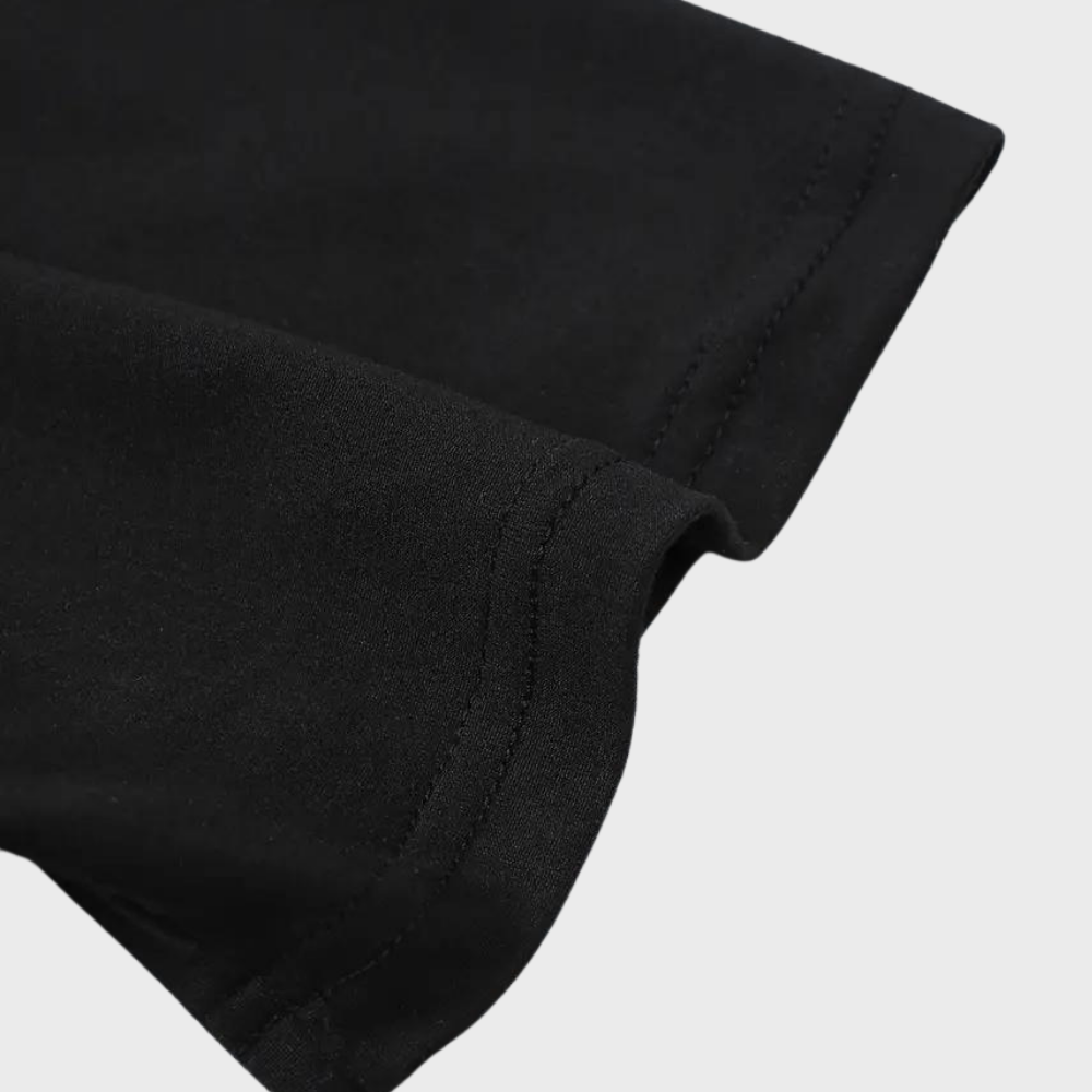 Details van de print en hoogwaardige stof op een casual heren t-shirt met ronde hals.