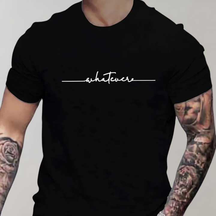 Close-up van het zwarte heren T-shirt met opdruk op de borst