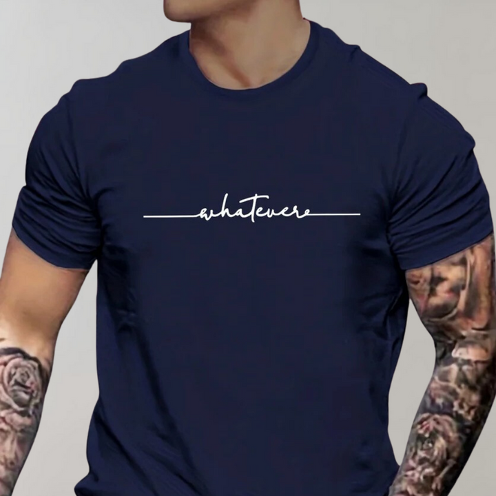 Heren T-shirt in marineblauw gedragen met casual pasvorm
