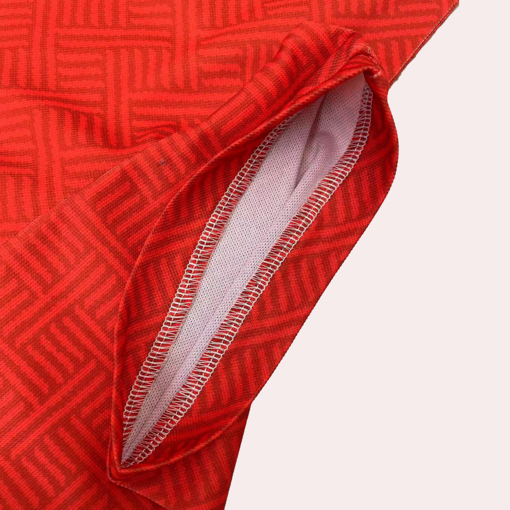 Sportieve heren zomerset: comfortabel polo shirt en korte broek. Ideaal voor ontspanning, vakantie of actieve zomerse dagen.