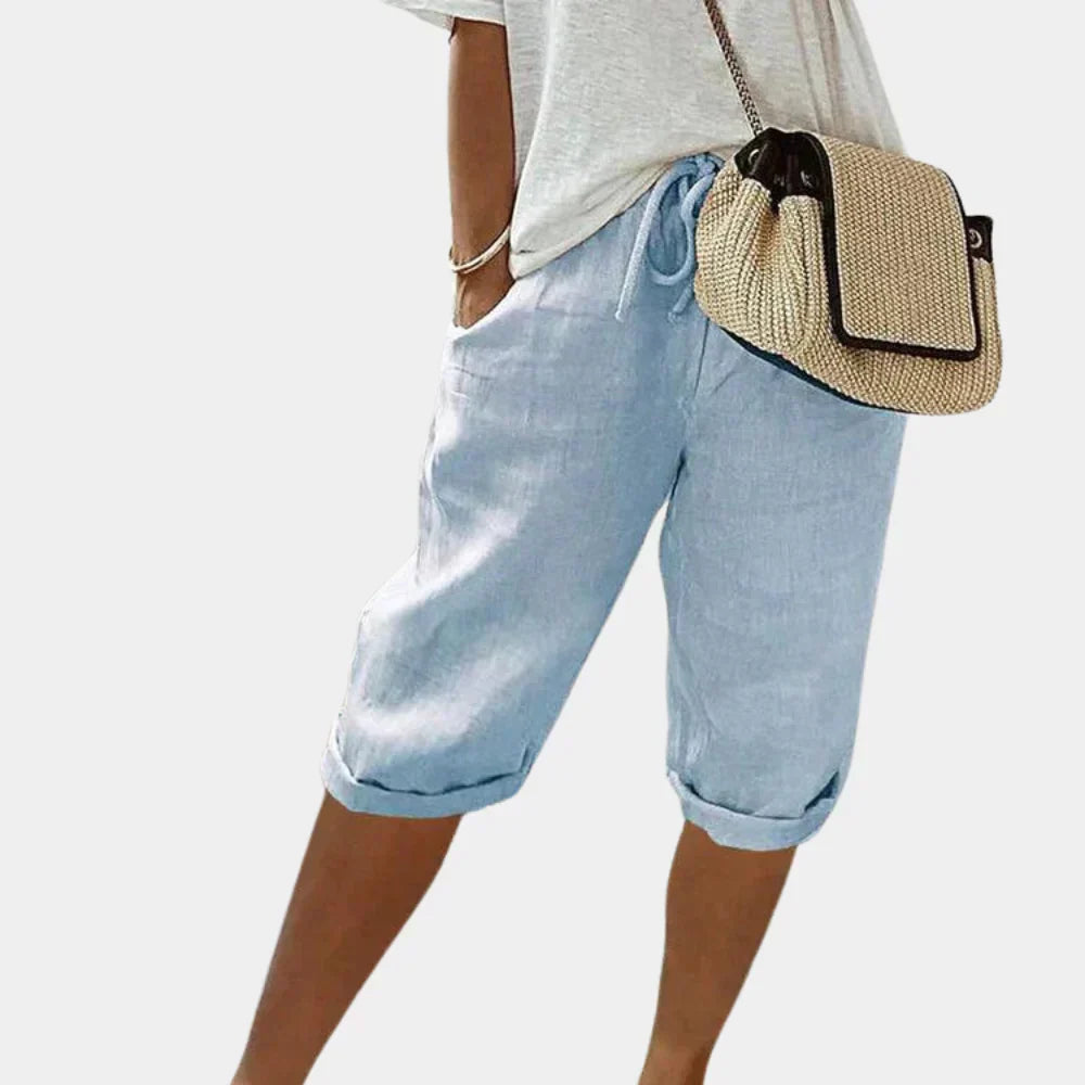 Luchtige hemelsblauwe damesshorts in comfortabele pasvorm gedragen door een model