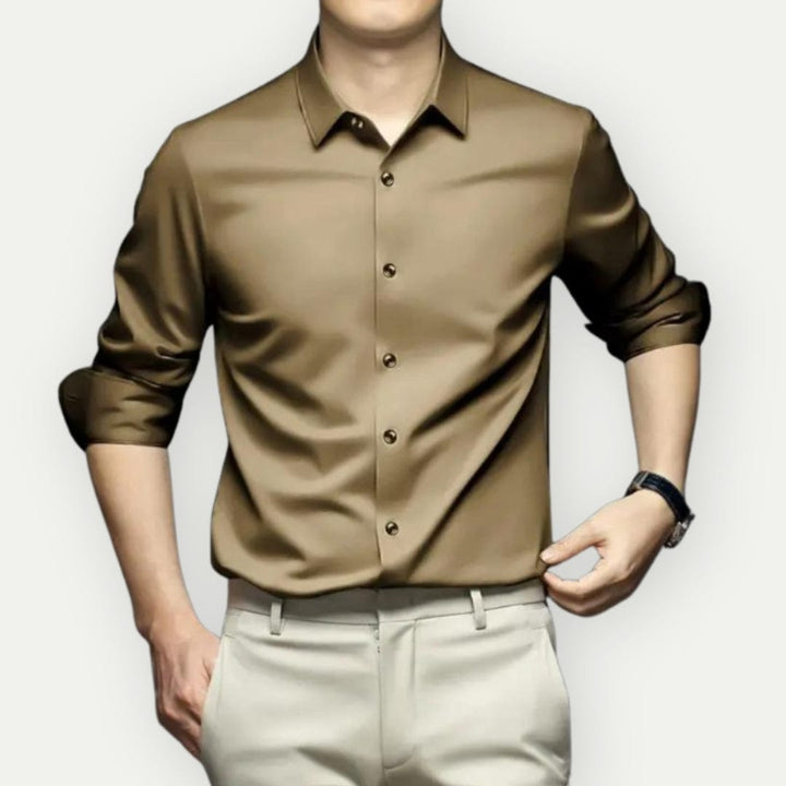 Details manchet en knopen van het kreukvrije overhemd. Kwaliteit en afwerking in slim fit herenmode.