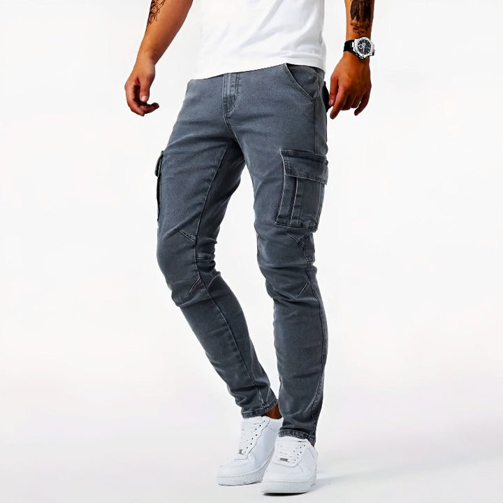 Modieuze heren slim fit cargo jeans met praktische zijzakken. Comfortabele herenjeans voor casual stijl.