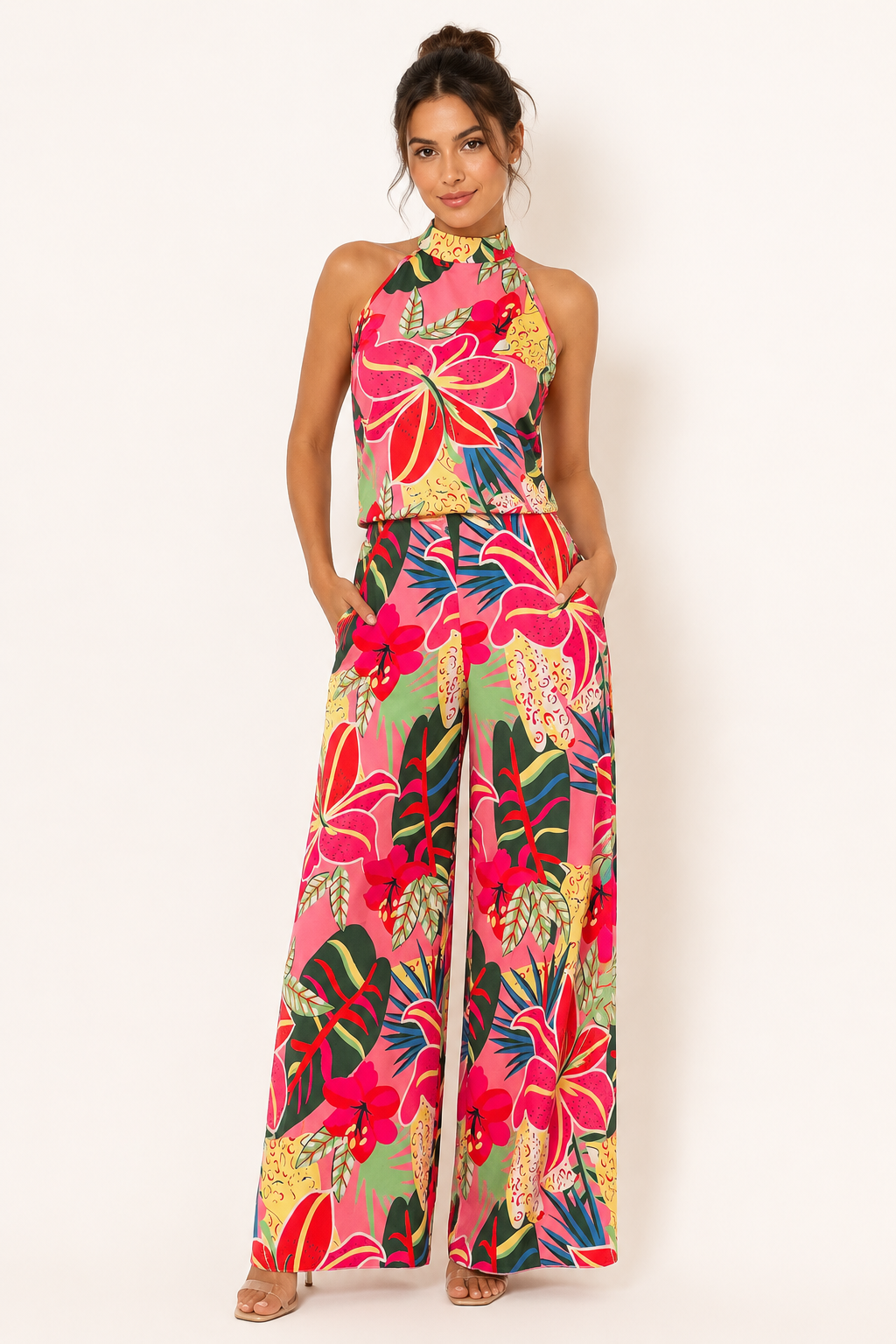 Stijlvolle dames tweedelige set met haltertop en wijde broek in vrolijke bloemenprint voor de zomer.