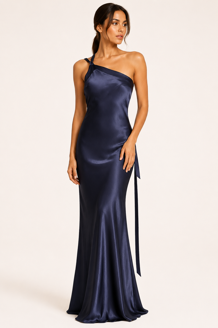 Prachtige rode variant van de one-shoulder jurk