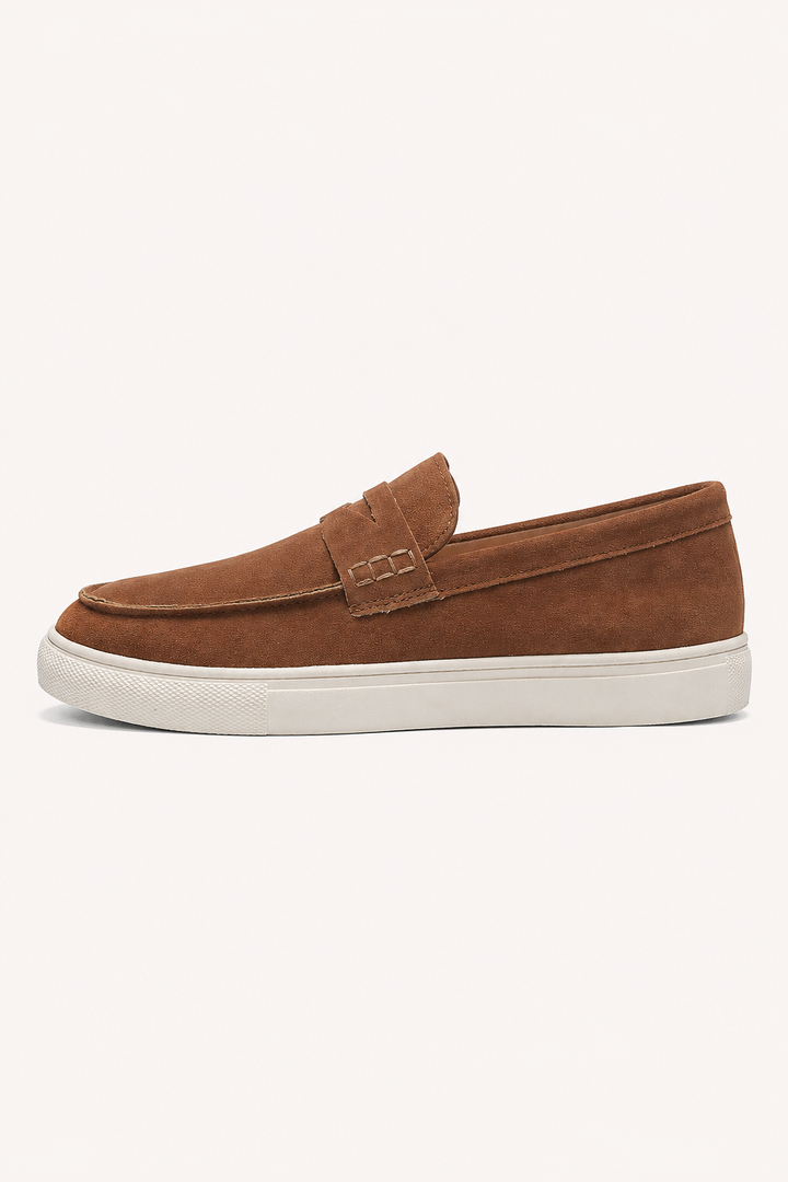 Detail van de sportieve sneakerzool onder een casual heren mocassin. Perfecte instappers voor comfort en stijl.