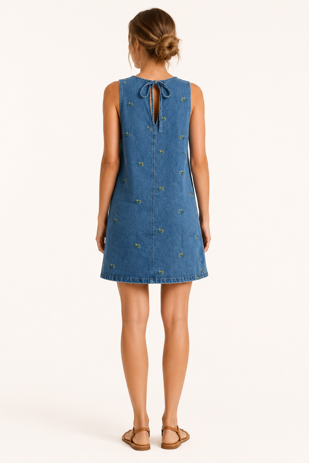 Comfortabele blauwe mouwloze casual jurk voor dames, ideaal voor een ontspannen zomerse dag.