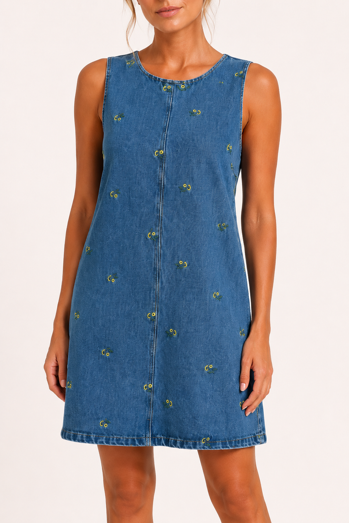 Veelzijdige korte mouwloze damesjurk in blauw, perfect voor casual zomerstijl en dagelijks comfort.