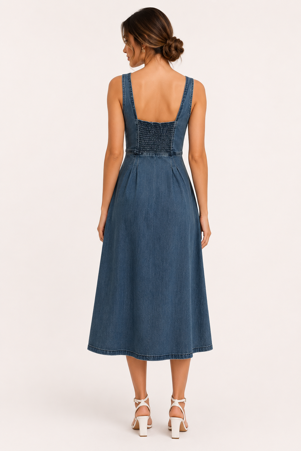 Veelzijdige zomerse blauwe denim midi jurk voor dames met brede banden, zowel casual als elegant.