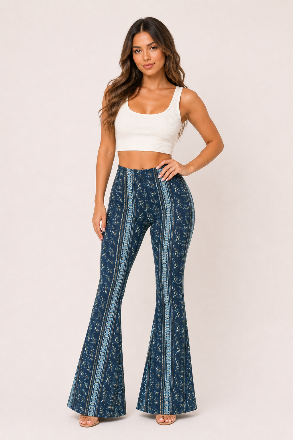 Damesbroek met verticale print, hoge taille & uitlopende pijpen. Stijlvolle en comfortabele pantalon voor dames.