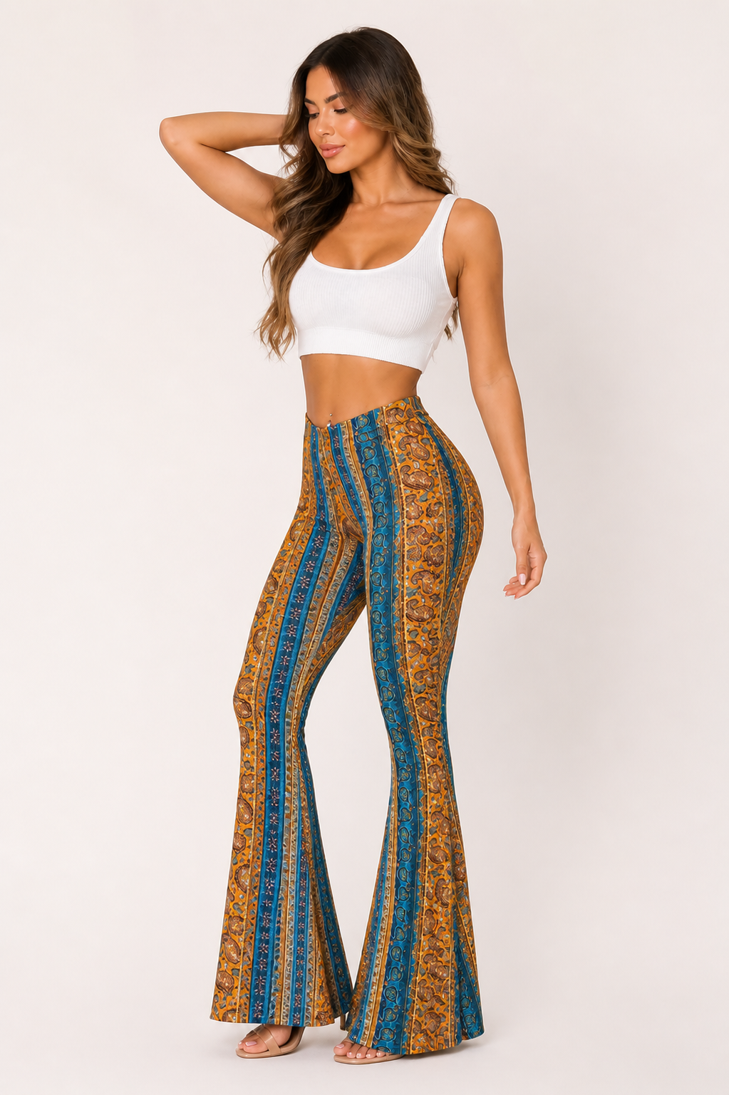 Casual damespantalon met verticale print en hoge taille. Comfortabele broek met uitlopende pijpen, ideaal voor zomer.