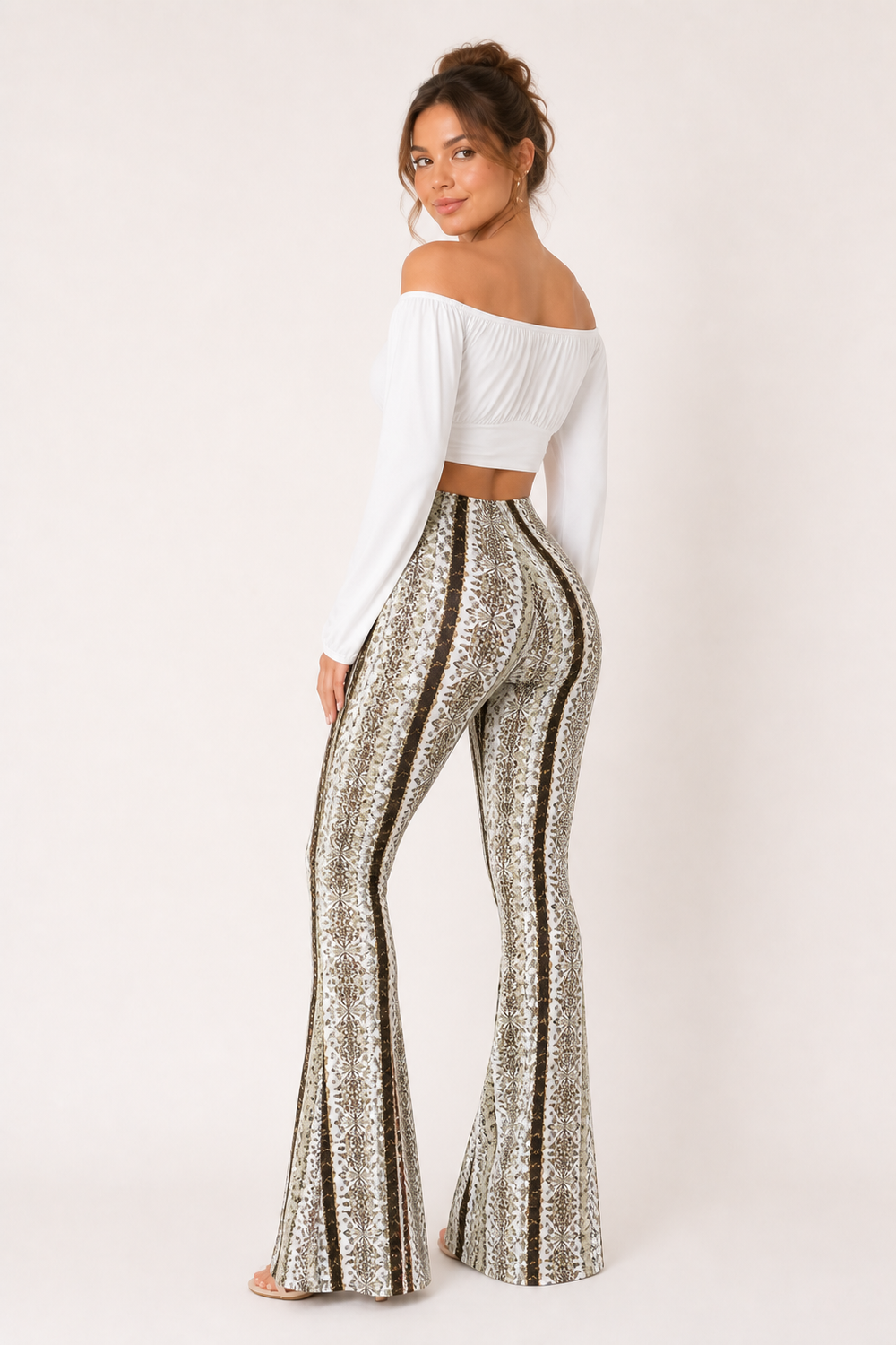 Zomerse damesbroek met verticale strepen, hoge taille en wijde pijpen. Perfect voor casual of uitgaan.