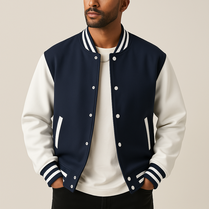 Man draagt marineblauw en wit heren baseballjack van voren