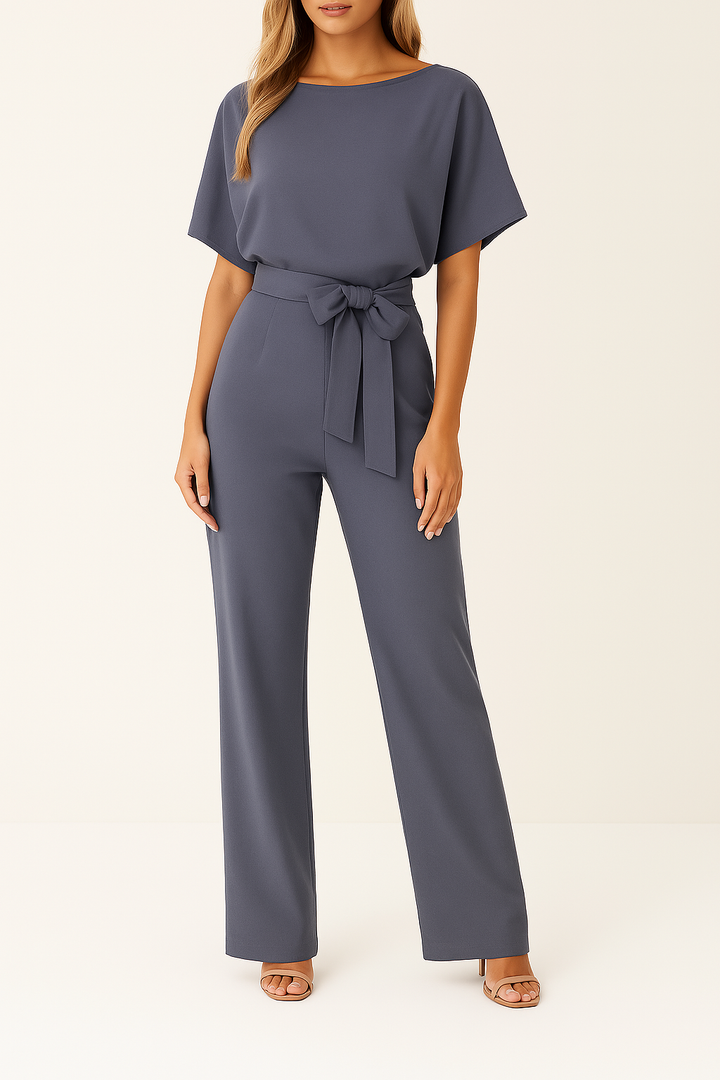 Perfecte pasvorm van de elegante Hoymans Sophia dames jumpsuit, benadrukt de modieuze stijl.