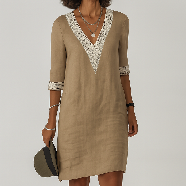 Dames zomerjurk in khaki kleur met kanten V-hals