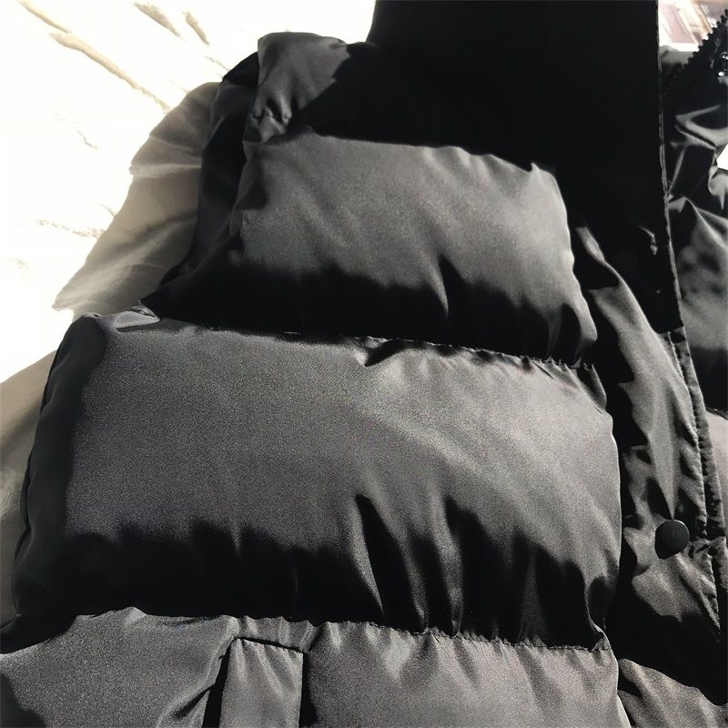 Close-up van de stof van dames bodywarmer Bo. Duurzaam, warm & comfortabel. Ideaal voor outdoor kleding.
