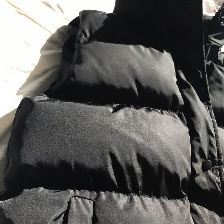 Close-up van de stof van dames bodywarmer Bo. Duurzaam, warm & comfortabel. Ideaal voor outdoor kleding.