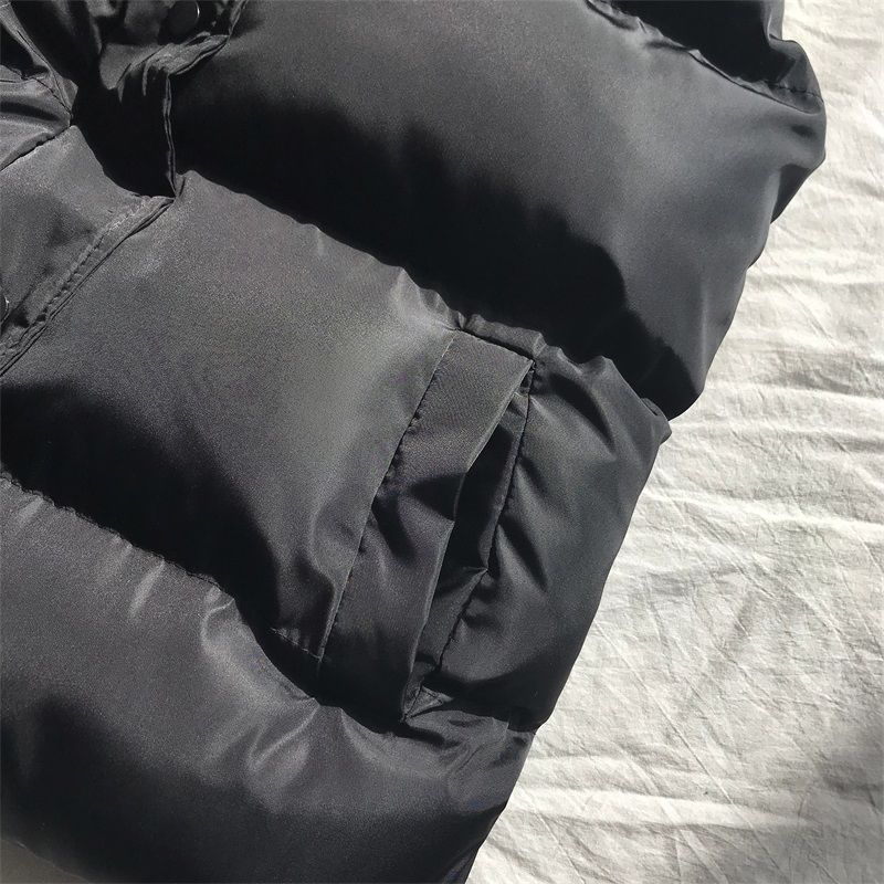 Modieuze zwarte bodywarmer Bo op model, combineert stijlvol met casual kleding. Warme mouwloze jas.