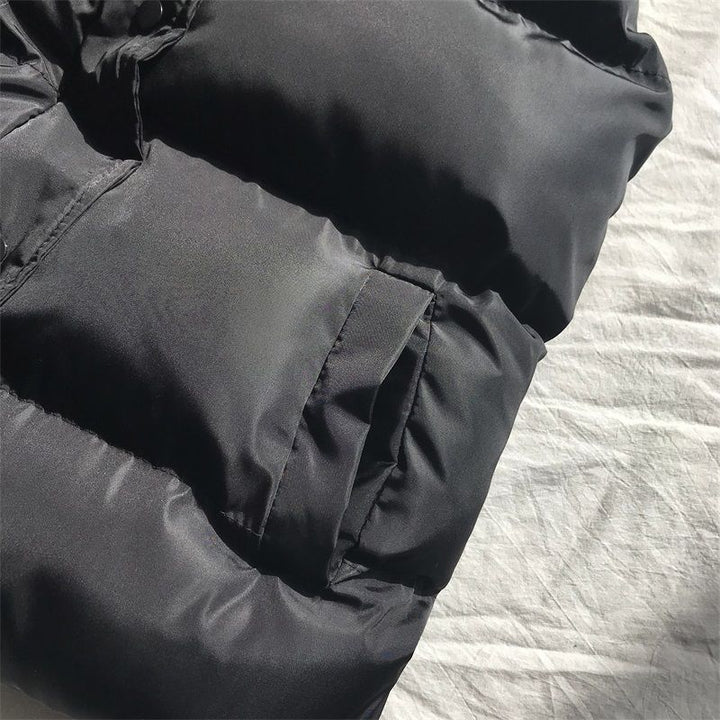 Modieuze zwarte bodywarmer Bo op model, combineert stijlvol met casual kleding. Warme mouwloze jas.