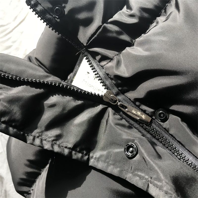 Rugdetail van de zwarte dames bodywarmer Bo. Wind- en waterdicht, perfect als stijlvolle lente/herfstjas.