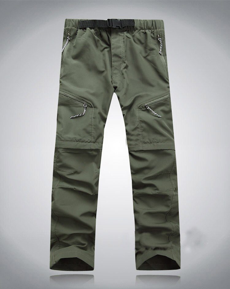 Man die de afritsfunctie van de broek demonstreert, transformatie naar shorts.