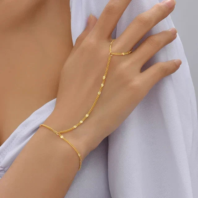Moderne handketting met subtiele details voor dagelijks gebruik.
