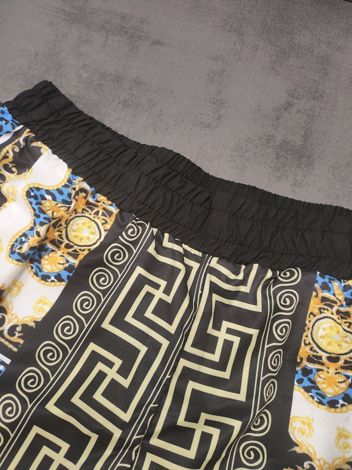 Stijlvolle heren Hawaiiaanse outfitset met levendige print blouse en bijpassende short.