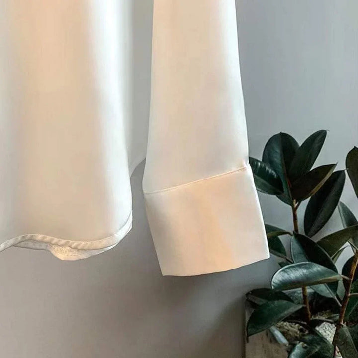 Zwarte moderne dames blouse Myra, luxe design met lange mouwen, perfect voor een elegante en zakelijke look.
