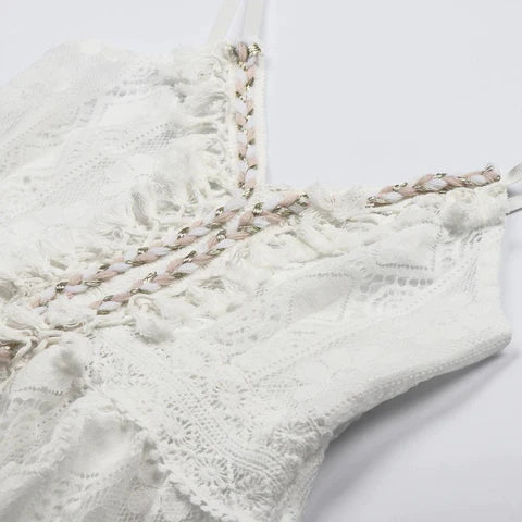 Achterkant van de witte zomerjurk, met elegante schouderbandjes en een soepele lijn.