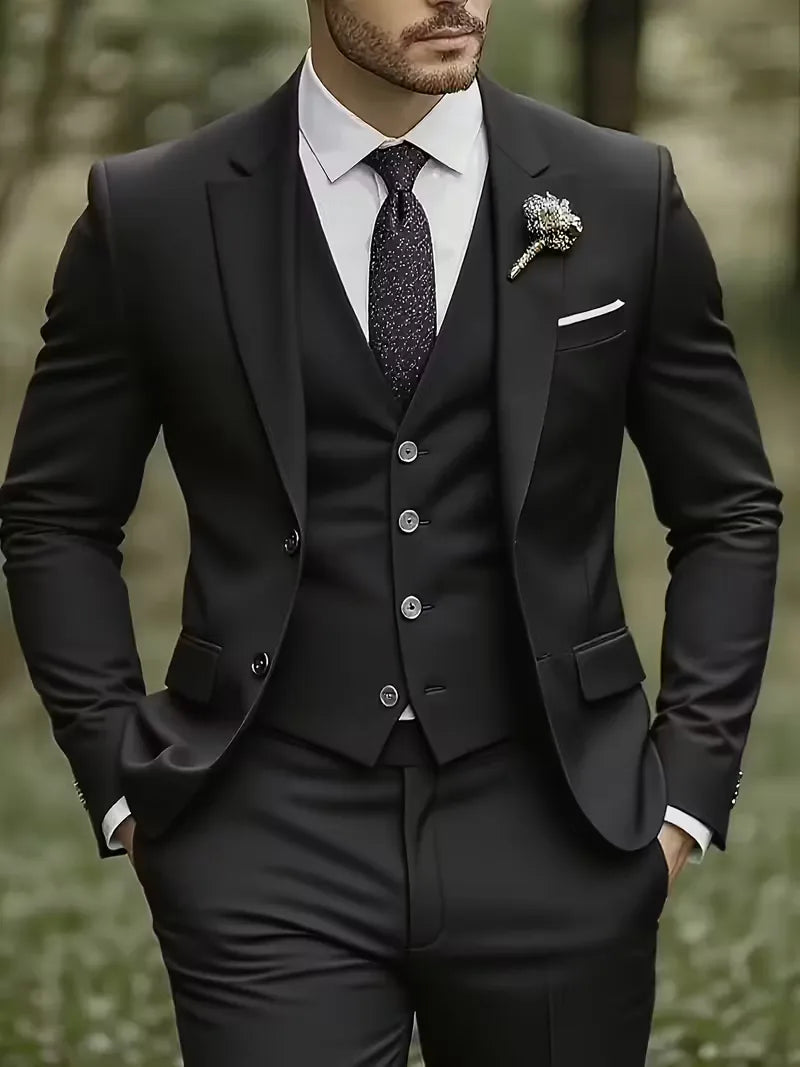 Moderne herenmode driedelig pak met strakke slim fit snit