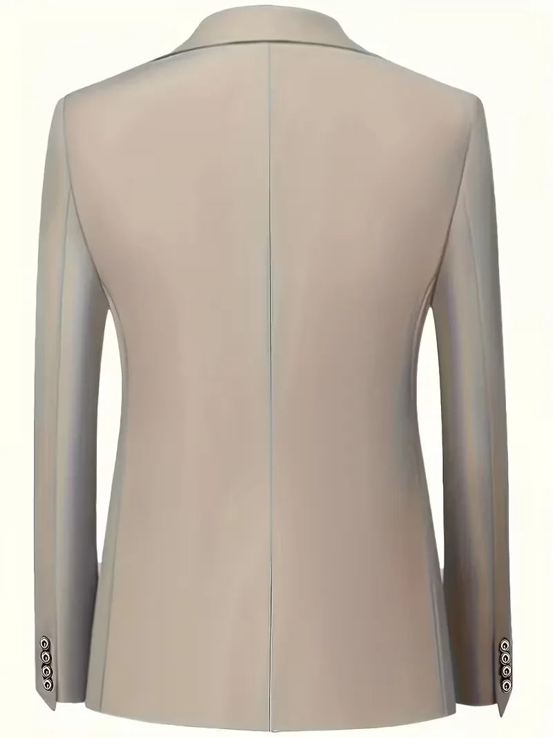 Achteraanzicht van het nette beige herencolbert met getailleerde pasvorm.