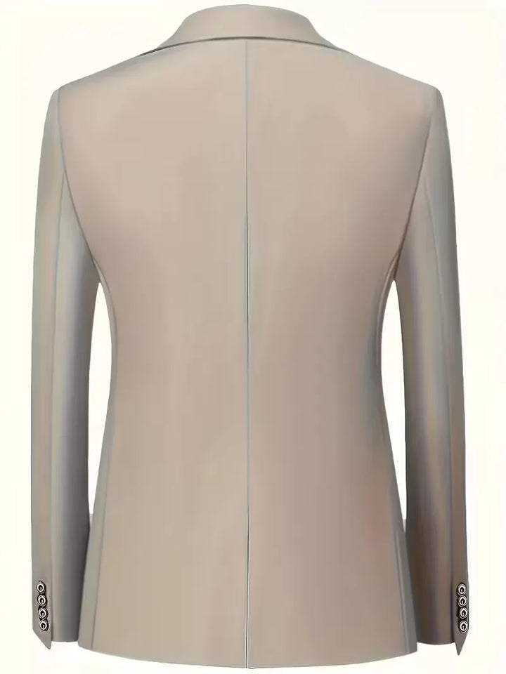 Achteraanzicht van het nette beige herencolbert met getailleerde pasvorm.