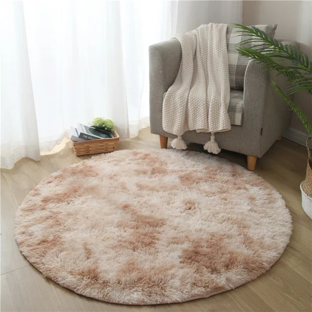 Luxe rond pluche vloerkleed, comfortabel en warm, perfect als blikvanger in elke moderne ruimte.