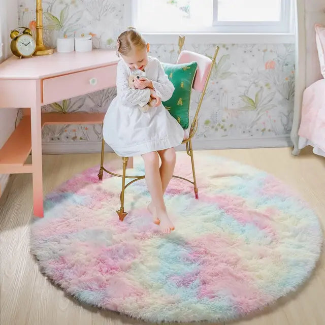 Rond pluche vloerkleed met zachte textuur, ideaal voor een gezellige sfeer in woonkamer of slaapkamer.