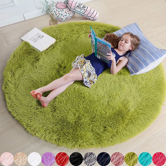 Zacht rond pluche vloerkleed voor ultiem comfort in woon- of slaapkamer, een modern woonaccessoire.