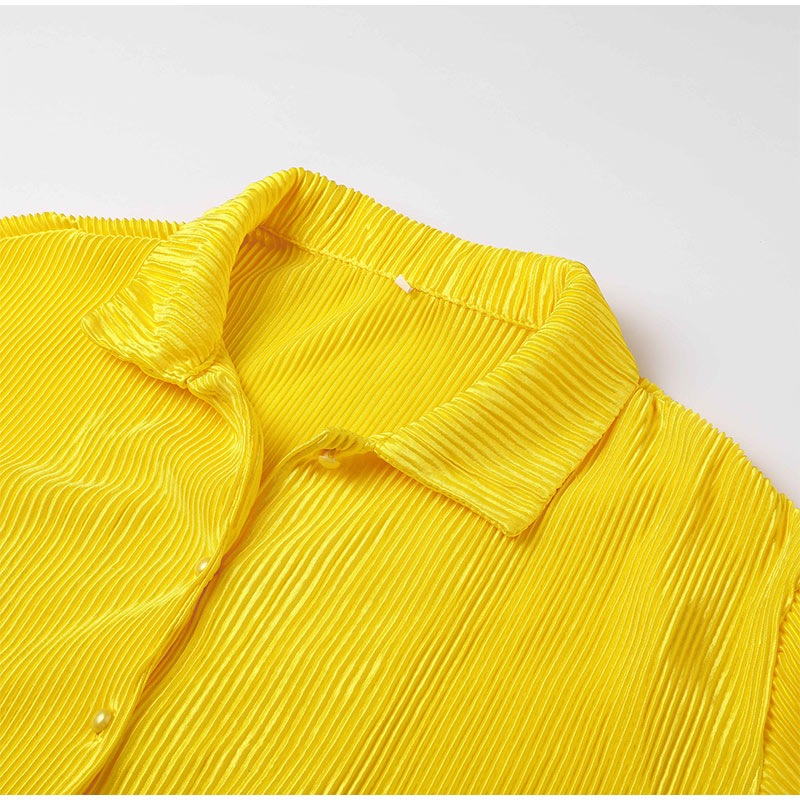 Stijlvolle knoopsluiting en kraagdetail van de dames zomerblouse.