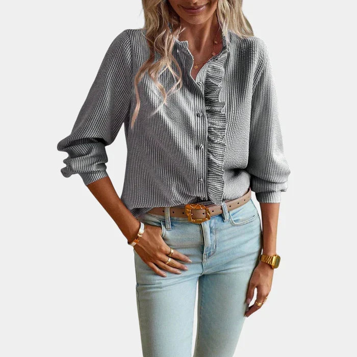 Comfortabele gestreepte damesblouse met charmante ruches en nette knoopsluiting. Essentieel voor je lente garderobe.
