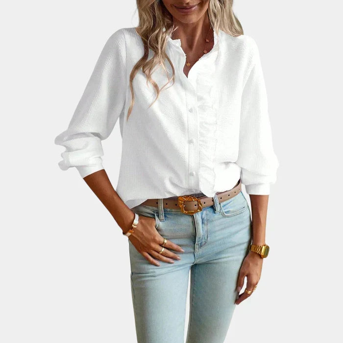 Elegante gestreepte blouse voor dames met delicate ruches details en functionele knoopsluiting. Tijdloze stijl.