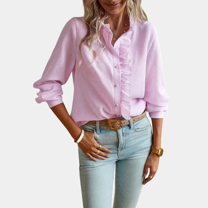 Modieuze damesblouse: fijn gestreept, sierlijke ruches langs mouwen. Een elegante keuze voor lente en zomer.