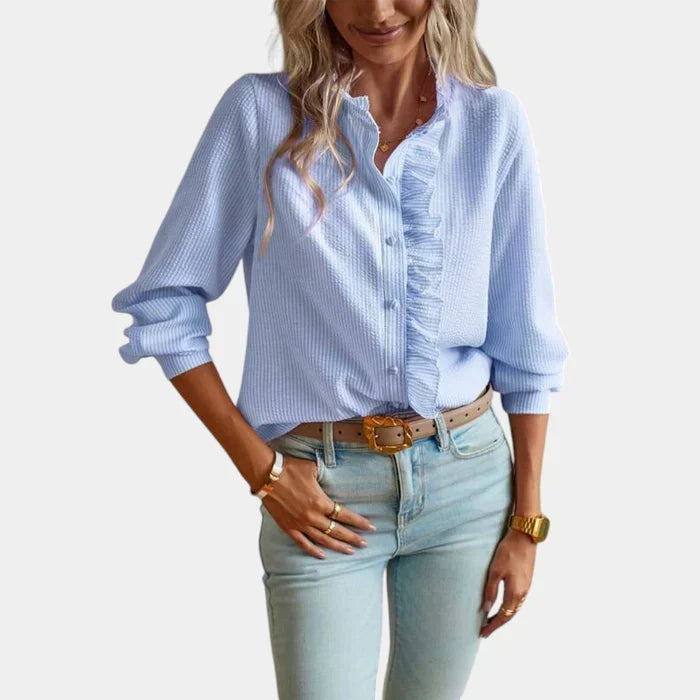 Dames gestreepte blouse met elegante ruches en complete knoopsluiting. Perfect voor zomerse casual chique looks.