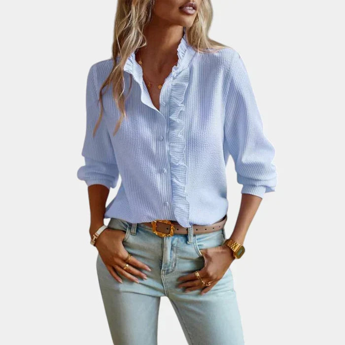 Detail van de verfijnde ruches en gestreepte stof op deze modieuze damesblouse. Frisse look voor zomer/lente.