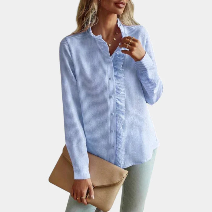 Gestreepte damesblouse met klassieke knoopsluiting en speelse ruches. Een veelzijdige en elegante toevoeging.